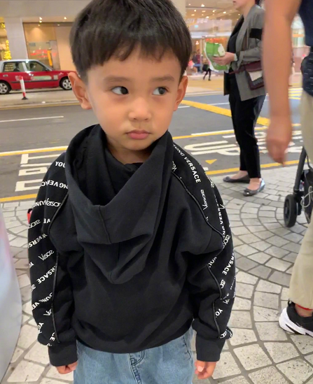 李晨儿子4岁啦,眼睛好大跟爸爸长得一模一样,衣服反穿不肯换!