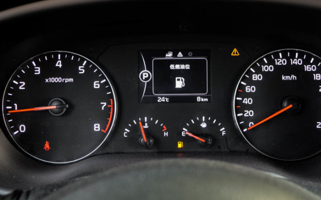 2014款的起亚k4,继承了家族式的前脸,辨识度极高!