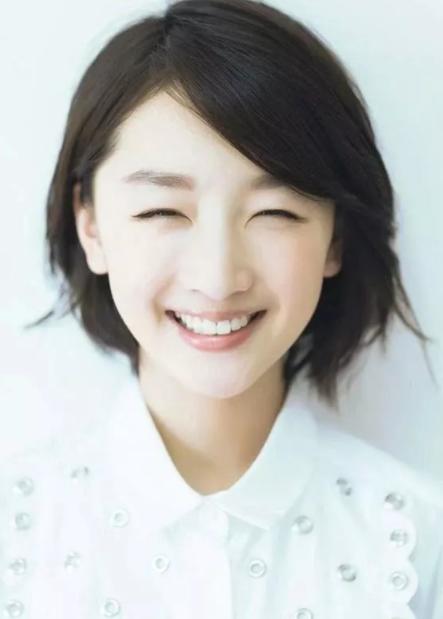 周冬雨的"糯米牙"太好看了!牙齿整齐又洁白,笑起来心都化了