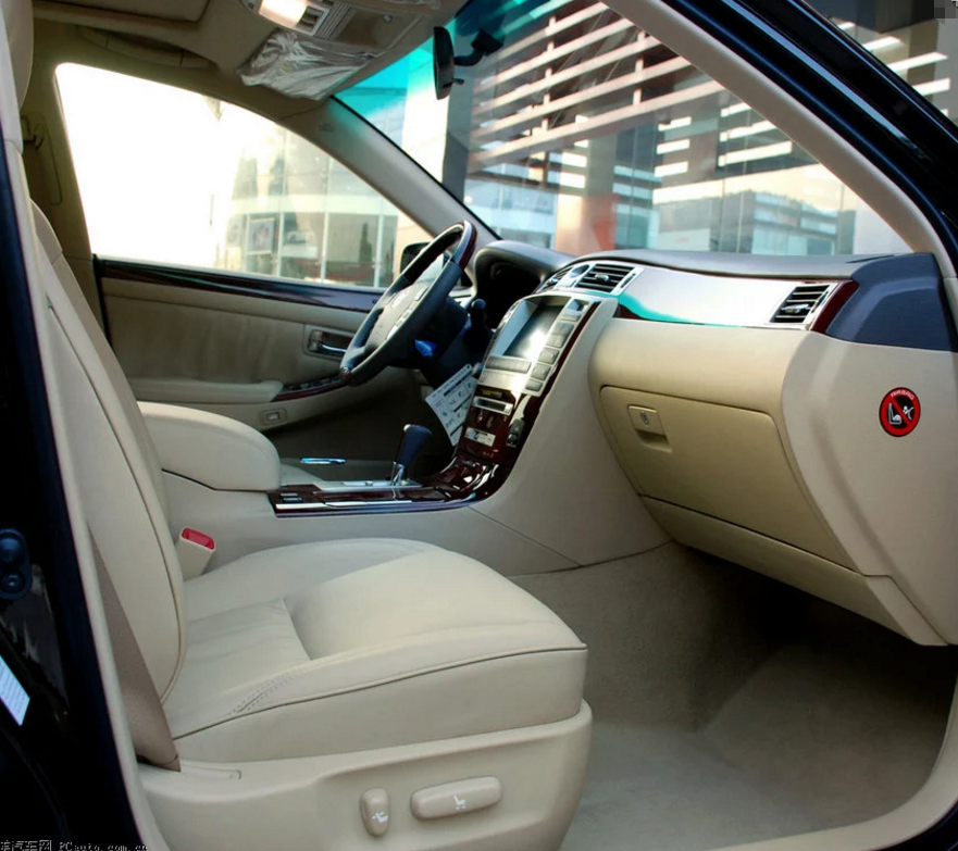 一汽红旗-盛世,设计造型非常的漂亮,整体非常具有运动感!