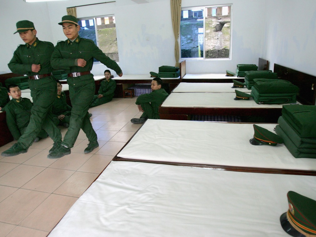 摄影师在宿舍成功捕捉一对帅气的双胞胎.