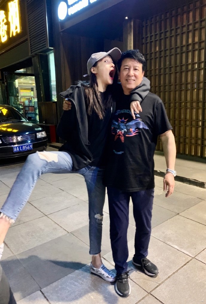 关晓彤携父亲出游,穿简单卫衣搭牛仔,108cm大长腿比爸长一截