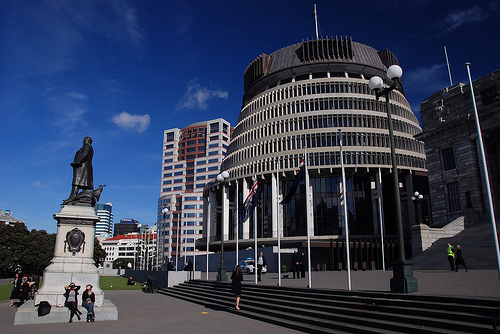 由于赞比亚系一盛产铜矿的内陆国,卢萨卡有铁路通往邻国坦桑尼亚以运