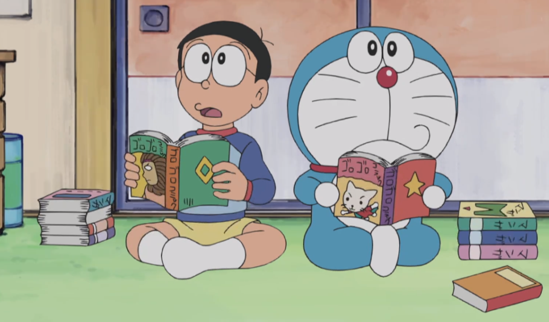 经典动漫:哆啦a梦和大雄的手里拿着书,两人脸上的表情很可爱