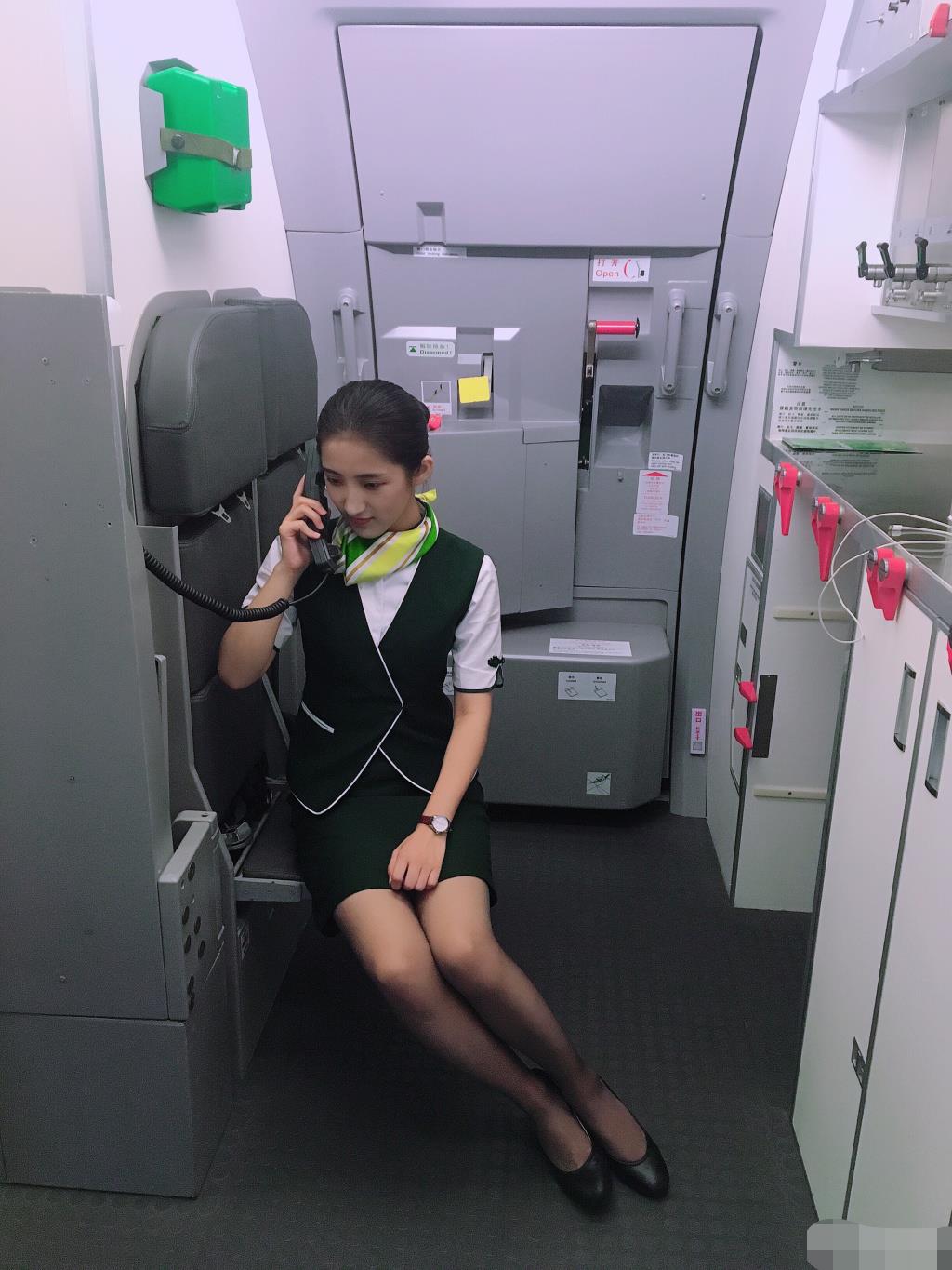 日本空姐的制服疑似要调整,短裙要改成这样,网友:我赞成