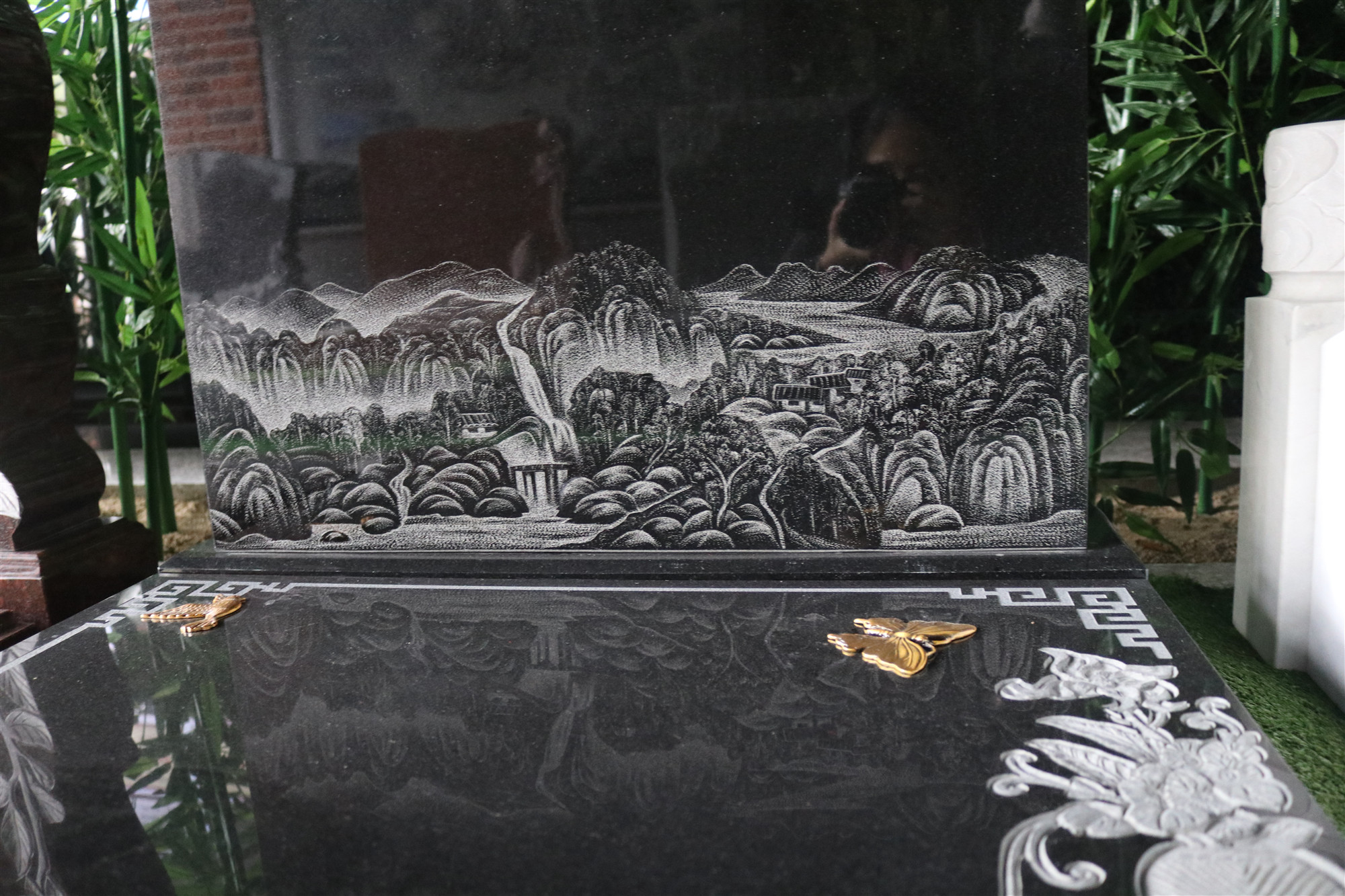 它以影雕雕刻技法将逝者喜爱的山水风景刻画