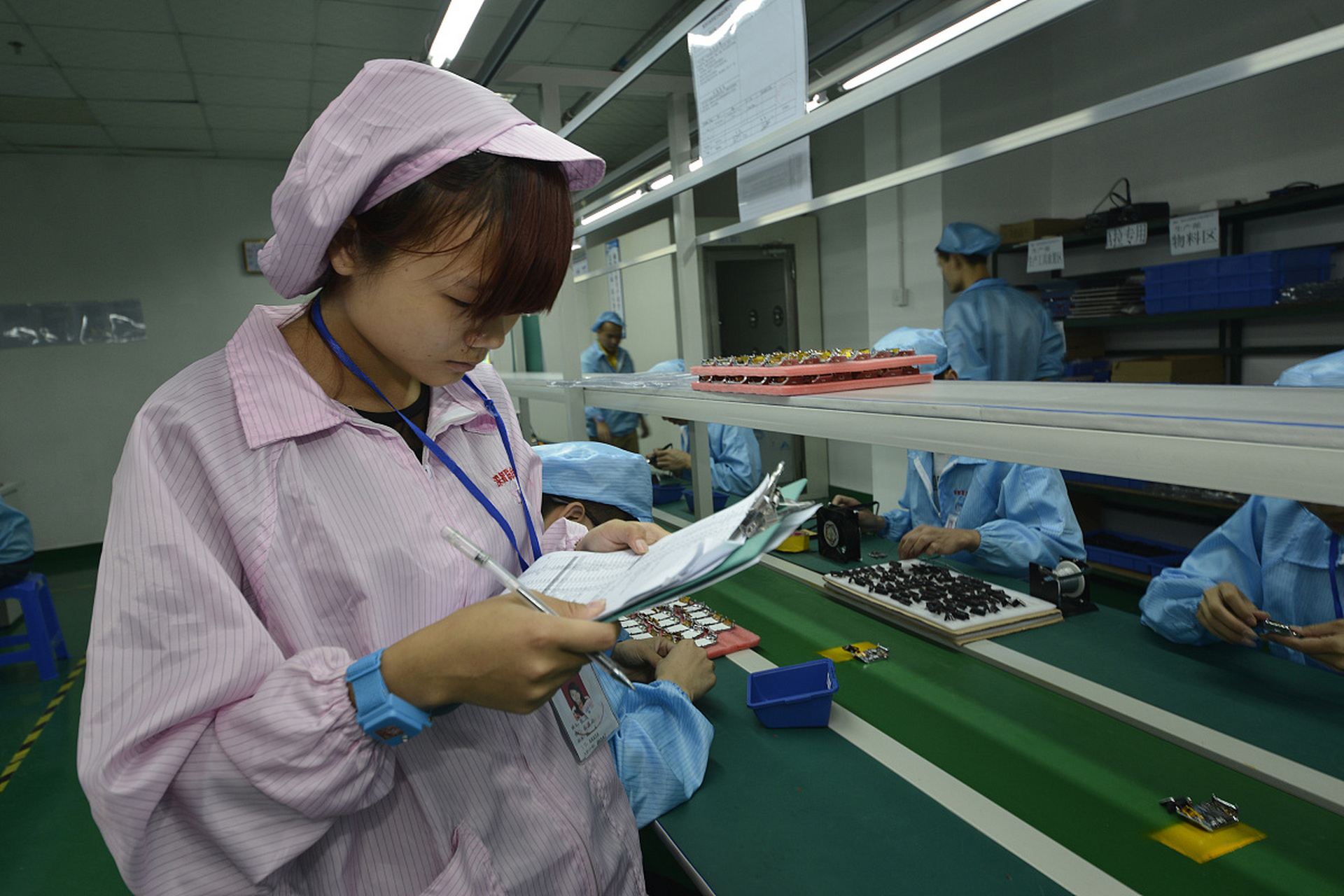 女同事在深圳电子厂上班,今年24岁,单身没结婚,她上个月加了40个小时