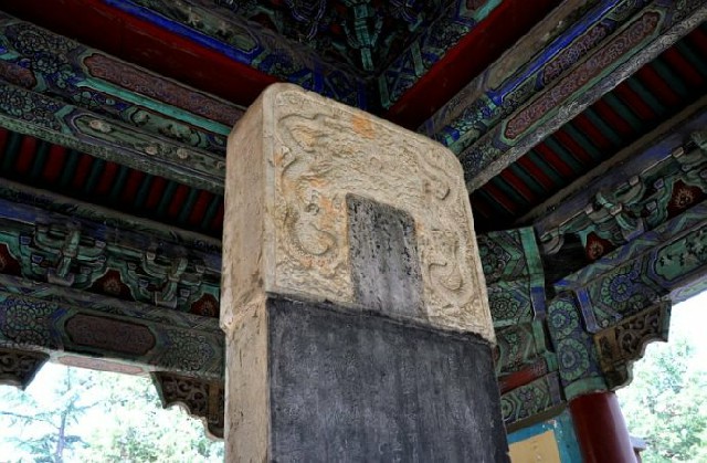 以亲王之礼,葬在北京西山.