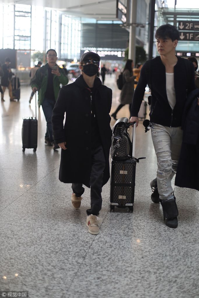 浓缩的都是精华!郭敬明长大衣巧遮短腿 与高大男助理并肩行似小矮人