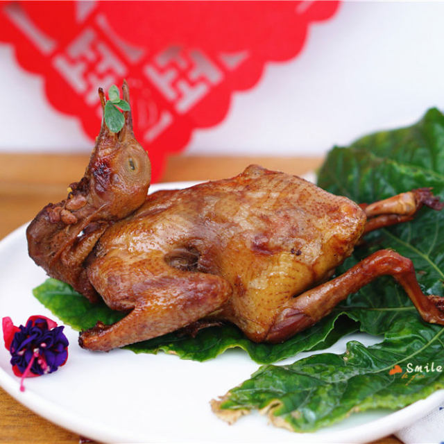 砂锅烤乳鸽,金黄油亮,鲜香入味,嫩而不柴,真的太美味了!