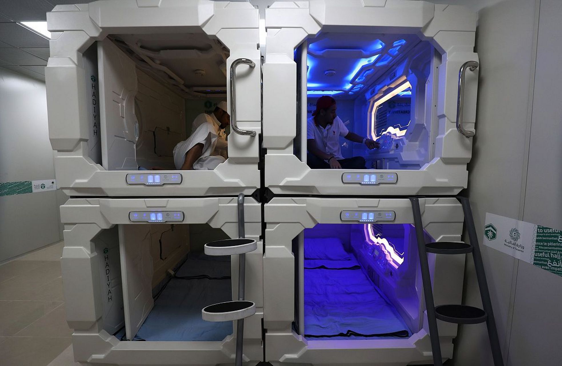 年轻人租房降级住太空舱30元1天# 这种太空舱酒店最初来自日本,为了