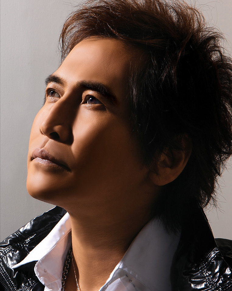 去年9月齐秦因拔罐师疏忽,造成脸部和背部严重烧伤,商演全面停摆,估计