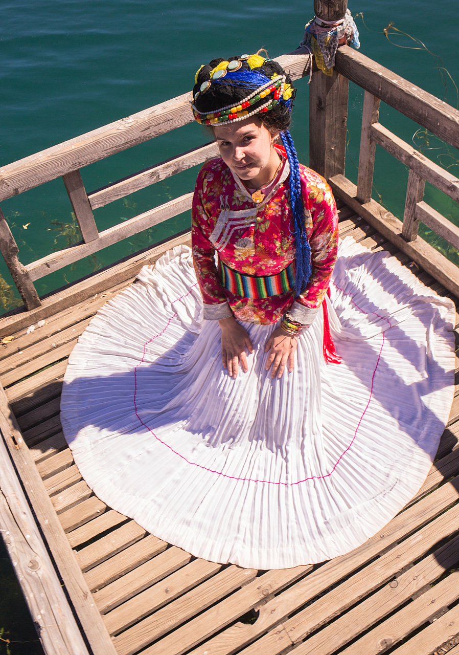 3,摩梭族采用的是走婚的方式结婚,但这段关系只持续一天; 4,摩梭人