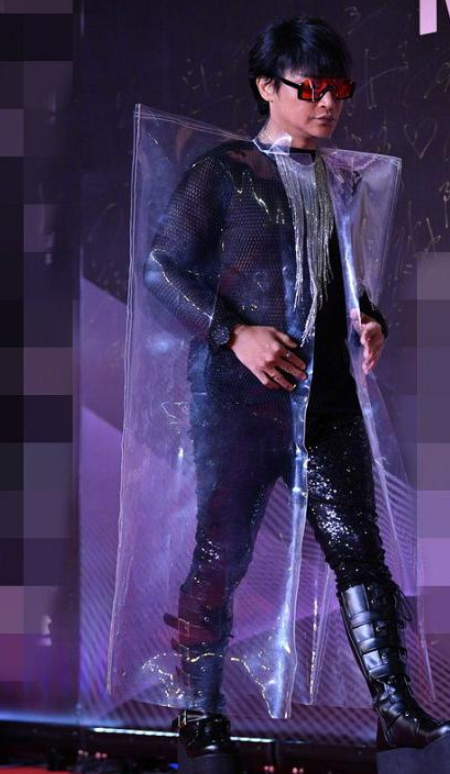 陈志朋出席亚洲音乐盛典,把"塑料袋"套身上,20厘米高跟鞋抢镜