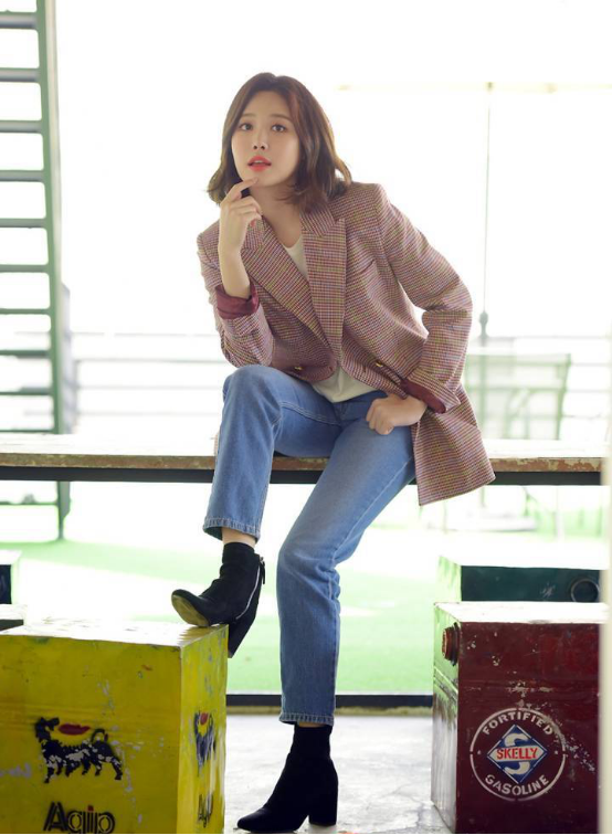 李惠利是大火韩剧请回答1988里的女主,惠利这一身穿搭是现在很火爆的