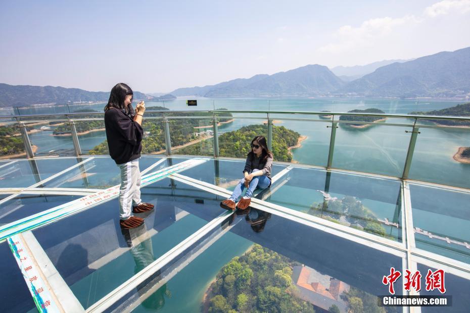 2019年4月7日,江西九江,永修县庐山西海风景区内99米高的玻璃观光塔