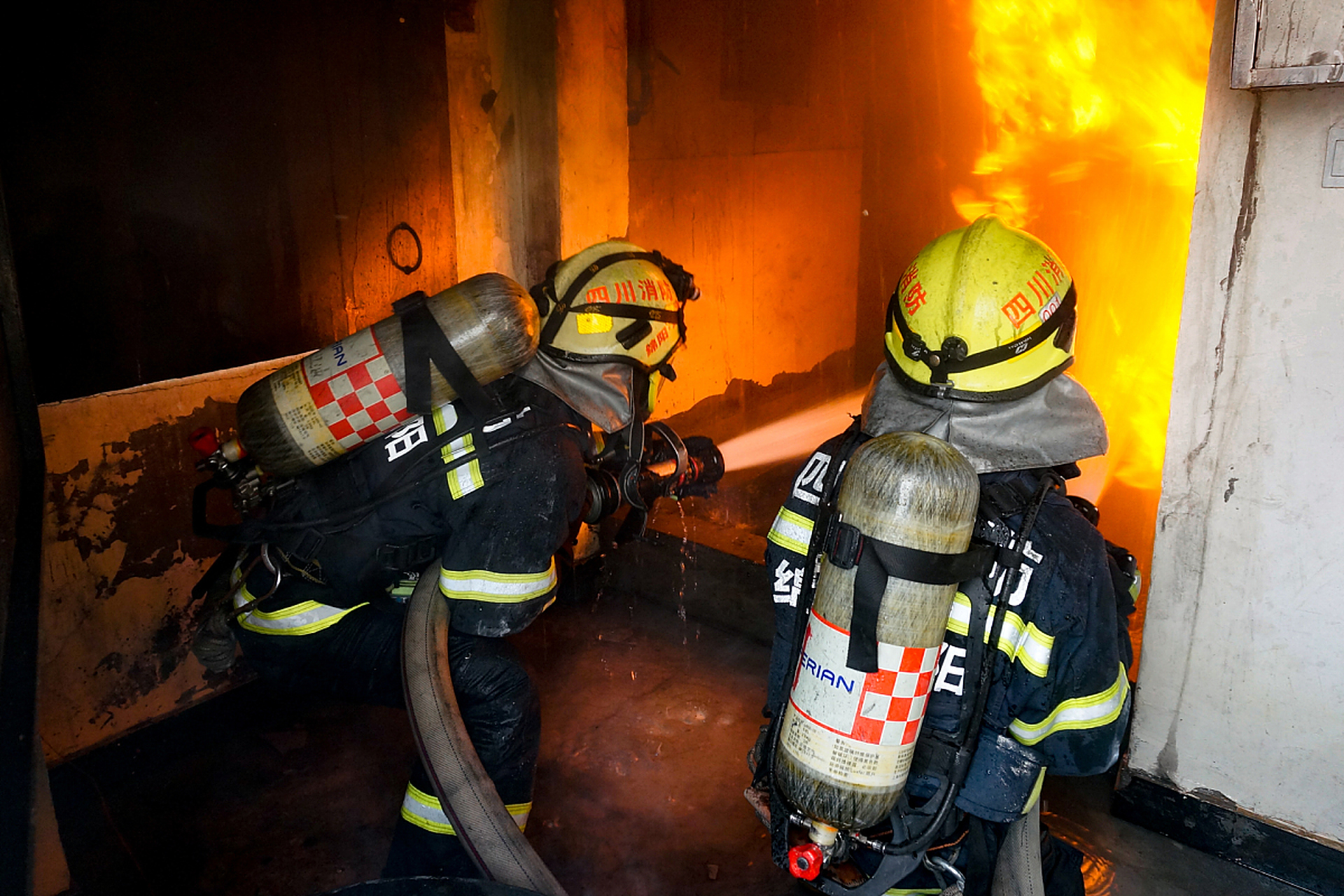 民房深夜起火消防员果断一脚破门##寻找百度ai写手计划#   深夜,安徽