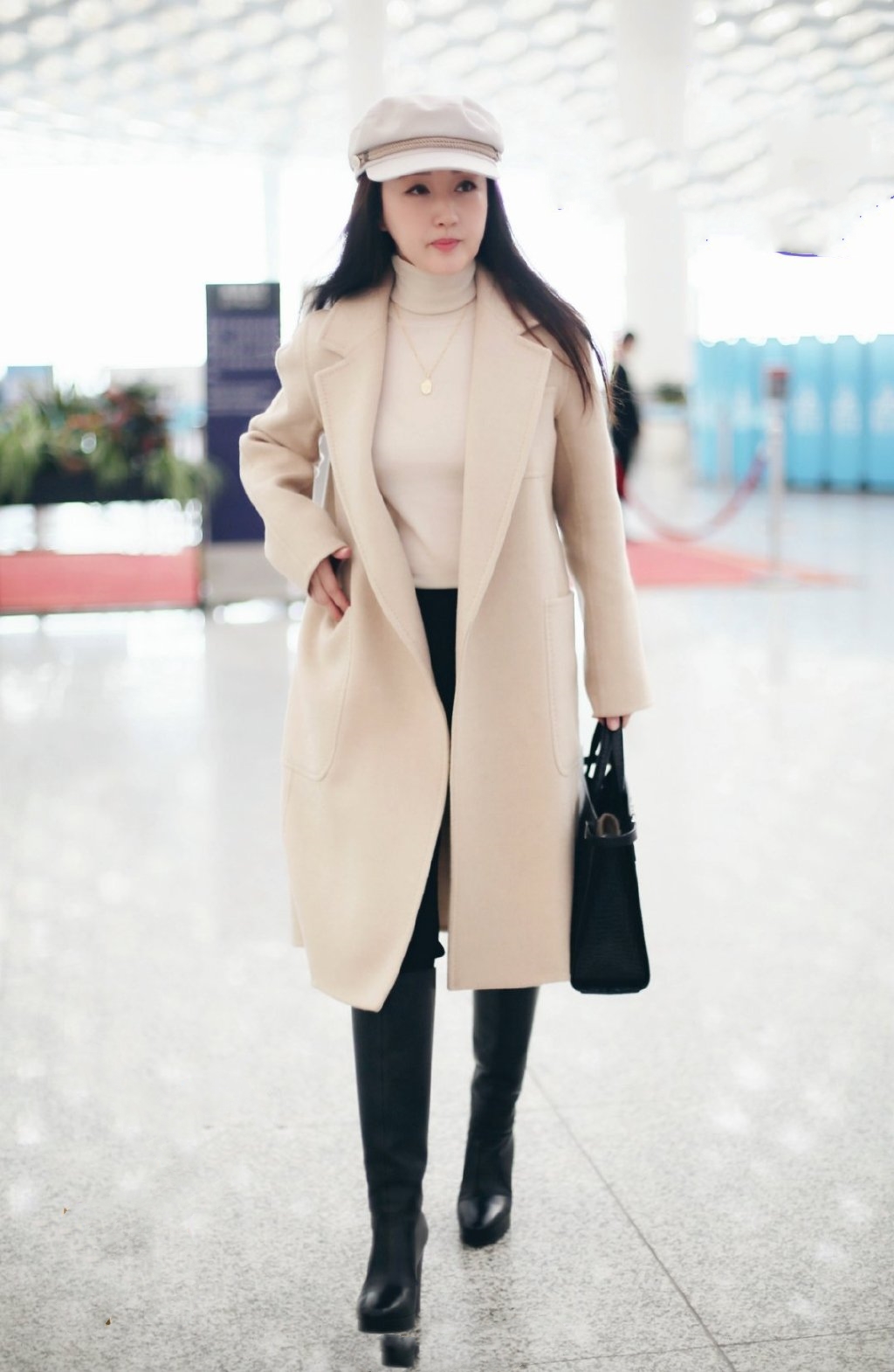 杨钰莹走机场,浅色大衣158cm身高穿出168cm,戴报童帽48岁好气质