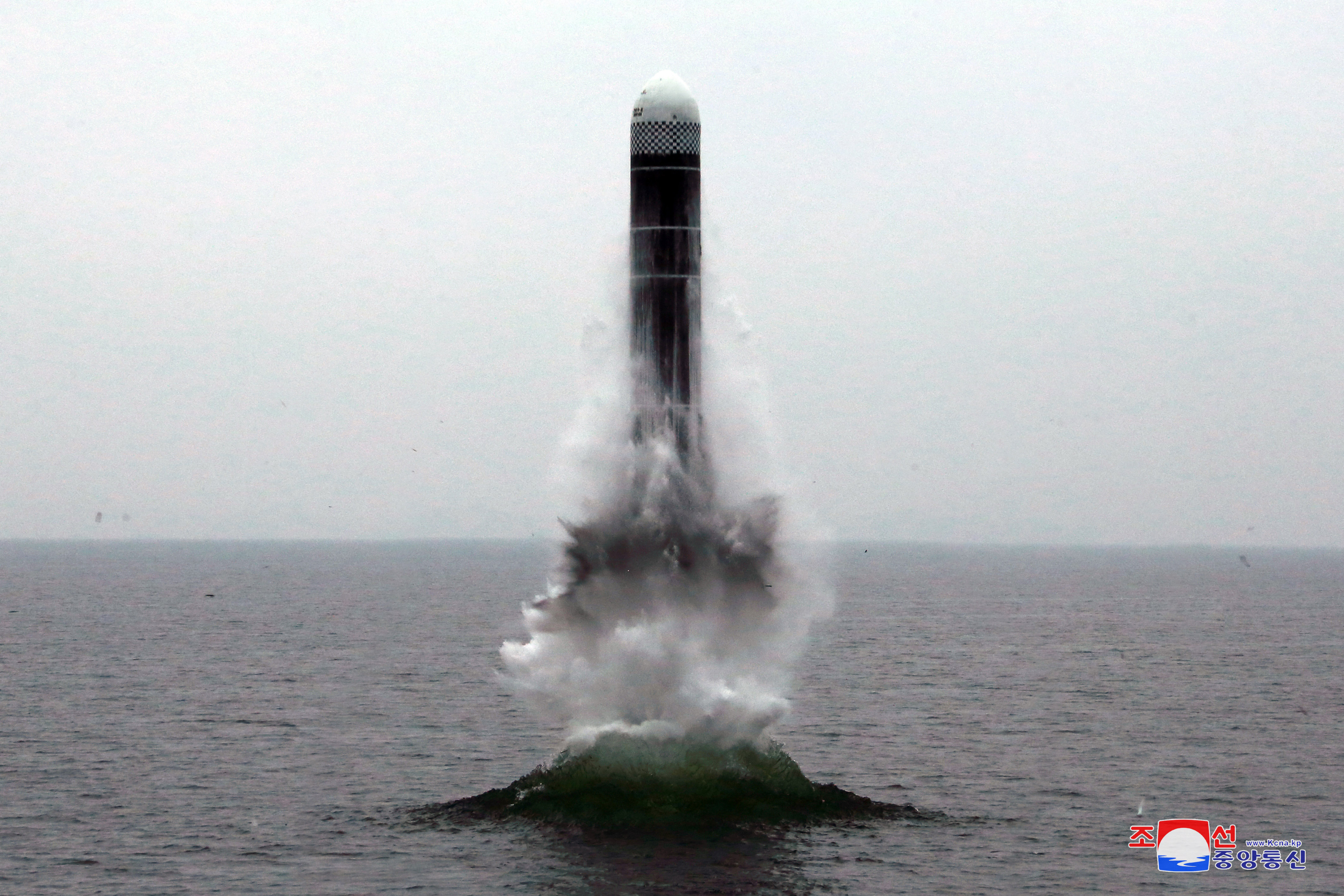 朝鲜表示成功试射新型潜射弹道导弹(2)