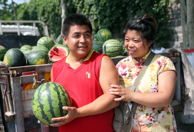 最美缘分,一个卖瓜郎舍命救人感动意中人,两人已结婚!马军伟会雕刻,雕