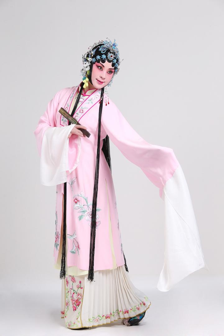 这些美炸了的戏服,每件背后都有一个故事