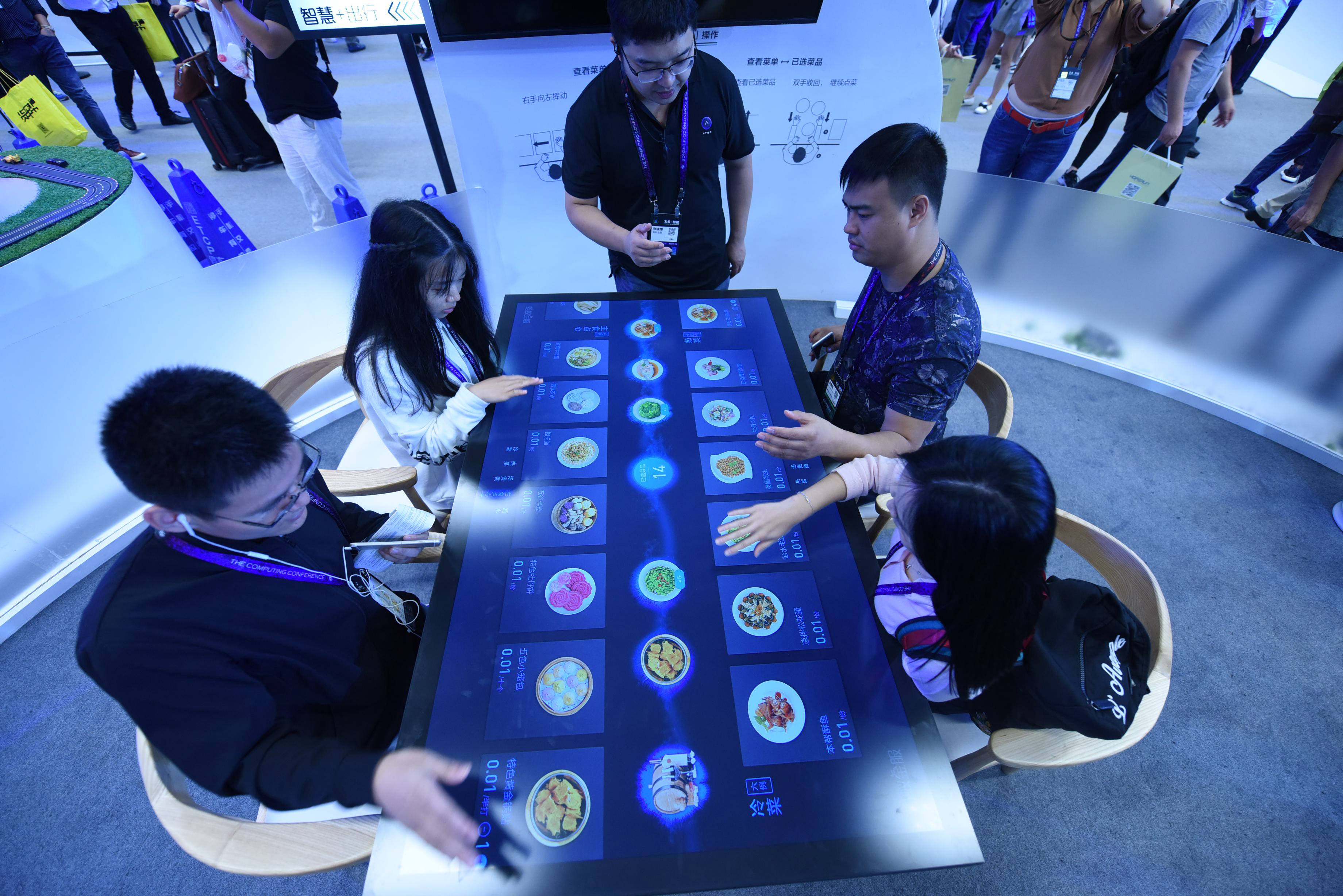 马云无人餐厅,点菜上菜只需11分钟,全部机器人完成,太享受了!