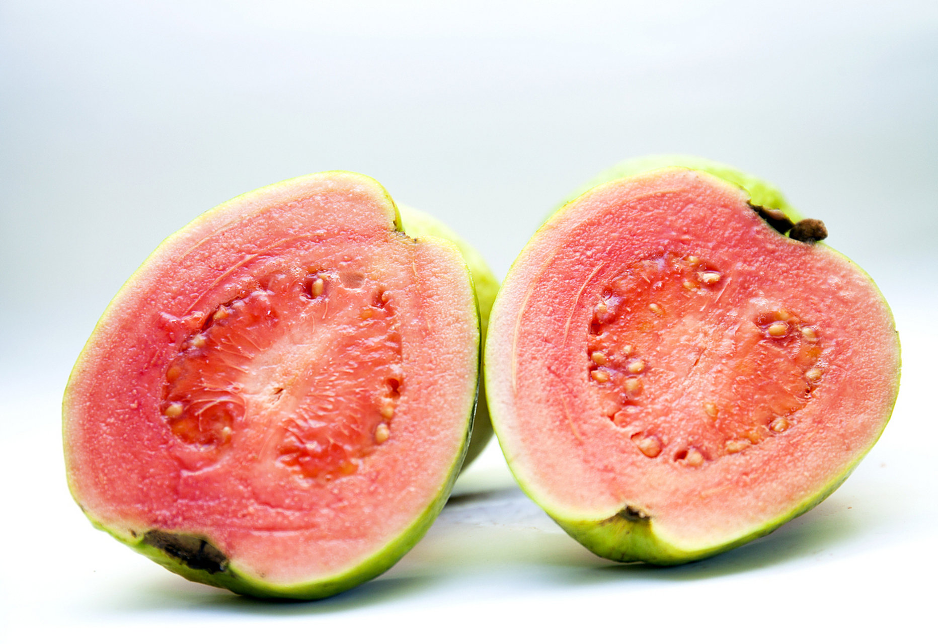 胭脂红番石榴:石楼镇的"鸡屎果"传奇》 在广东的石楼镇,有一种水果,它