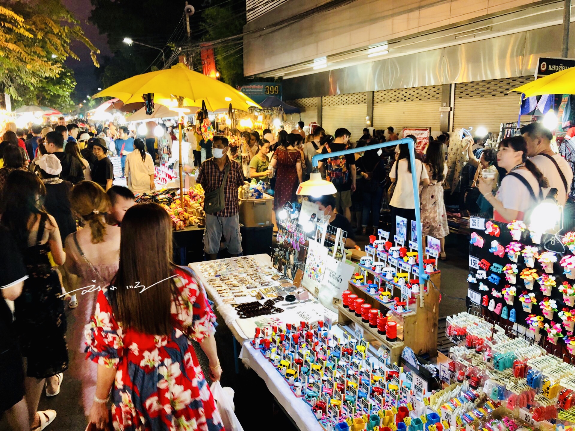 实拍泰国清迈最热闹的周日夜市,中国游客:确定不是义乌进的货?