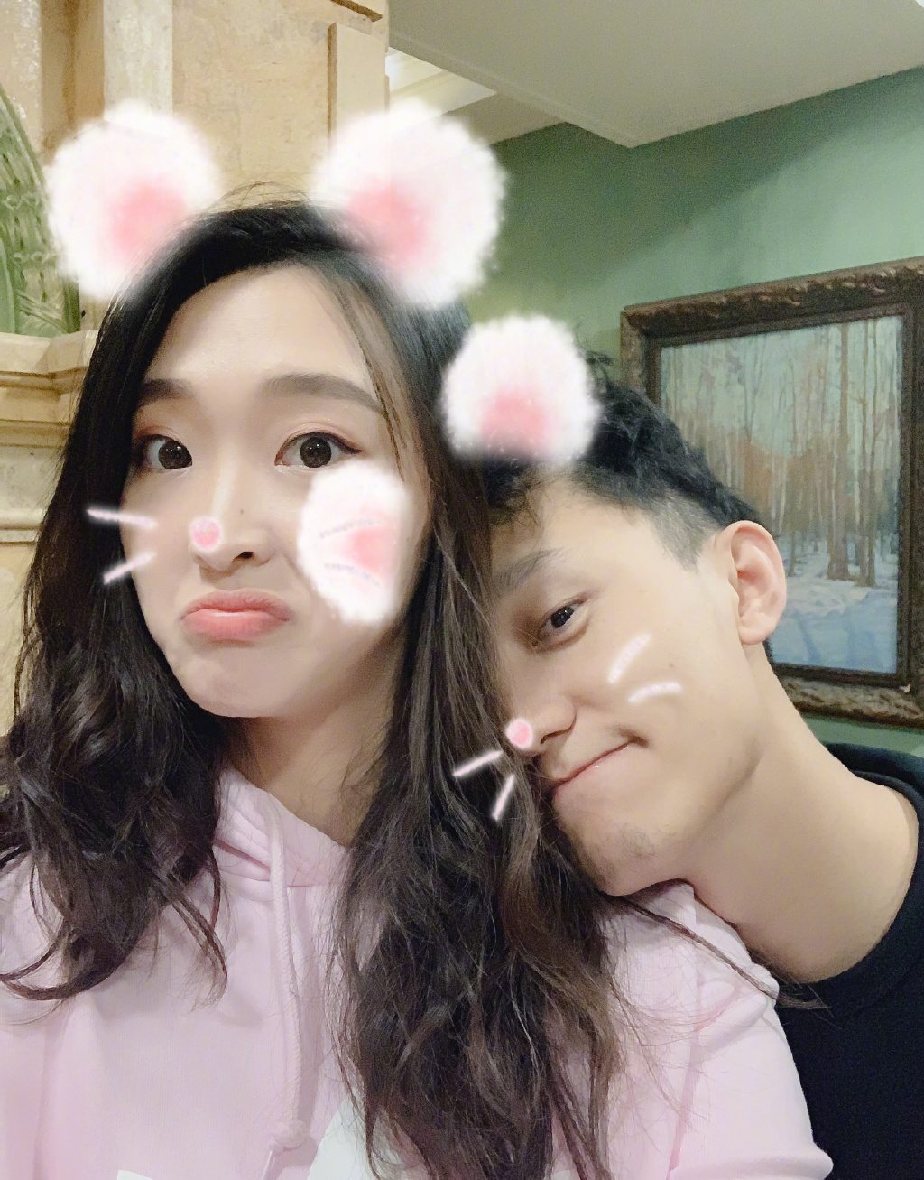 惠若琪玩自拍萌化众人,拉上老公拜年到处"撒狗粮"