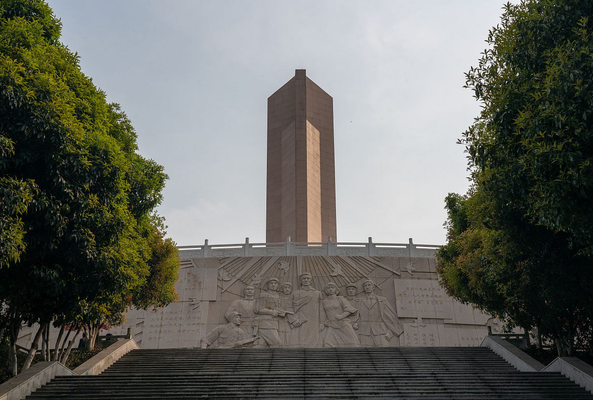 松江烈士陵园前身是侯绍裘和姜辉麟烈士纪念碑,1986年批准定名为"松江