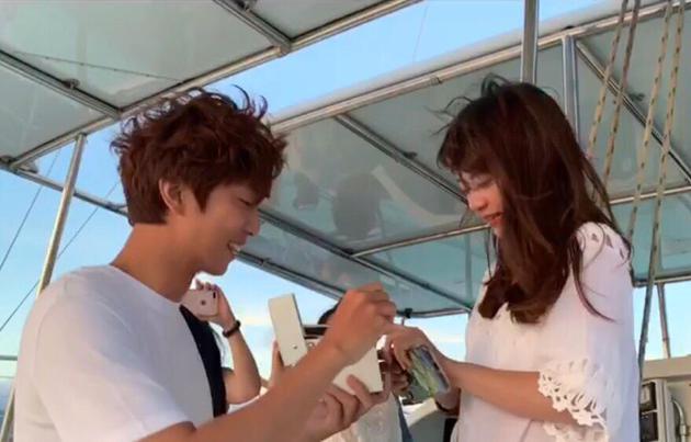 许书豪与女友爱情长跑13年 求婚成功明年当人夫