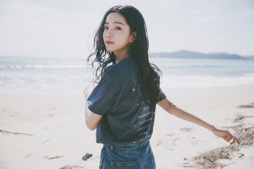 庄达菲户外写真,19岁的青年演员青春可人,未来可期