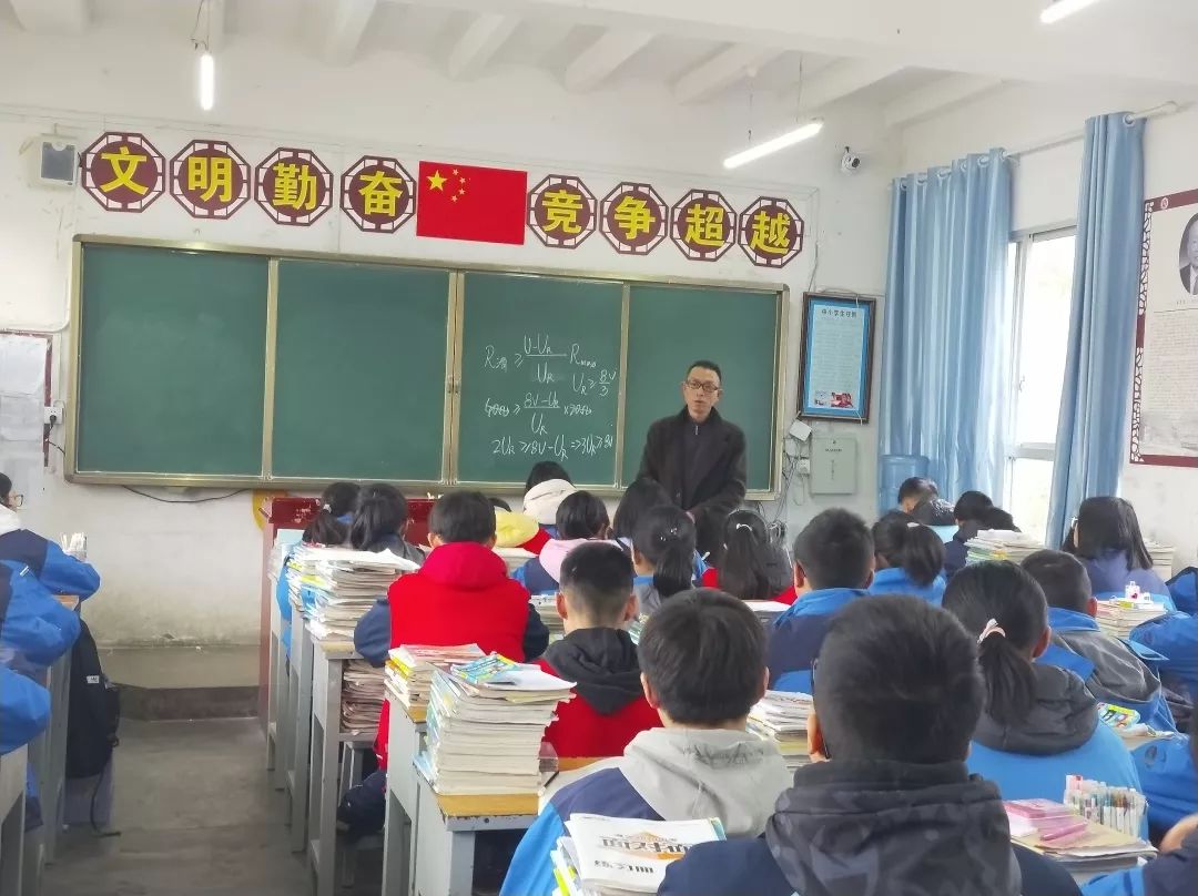 湄潭中学优秀教师高鸿:四度春风化绸缪,几番秋雨洗鸿沟