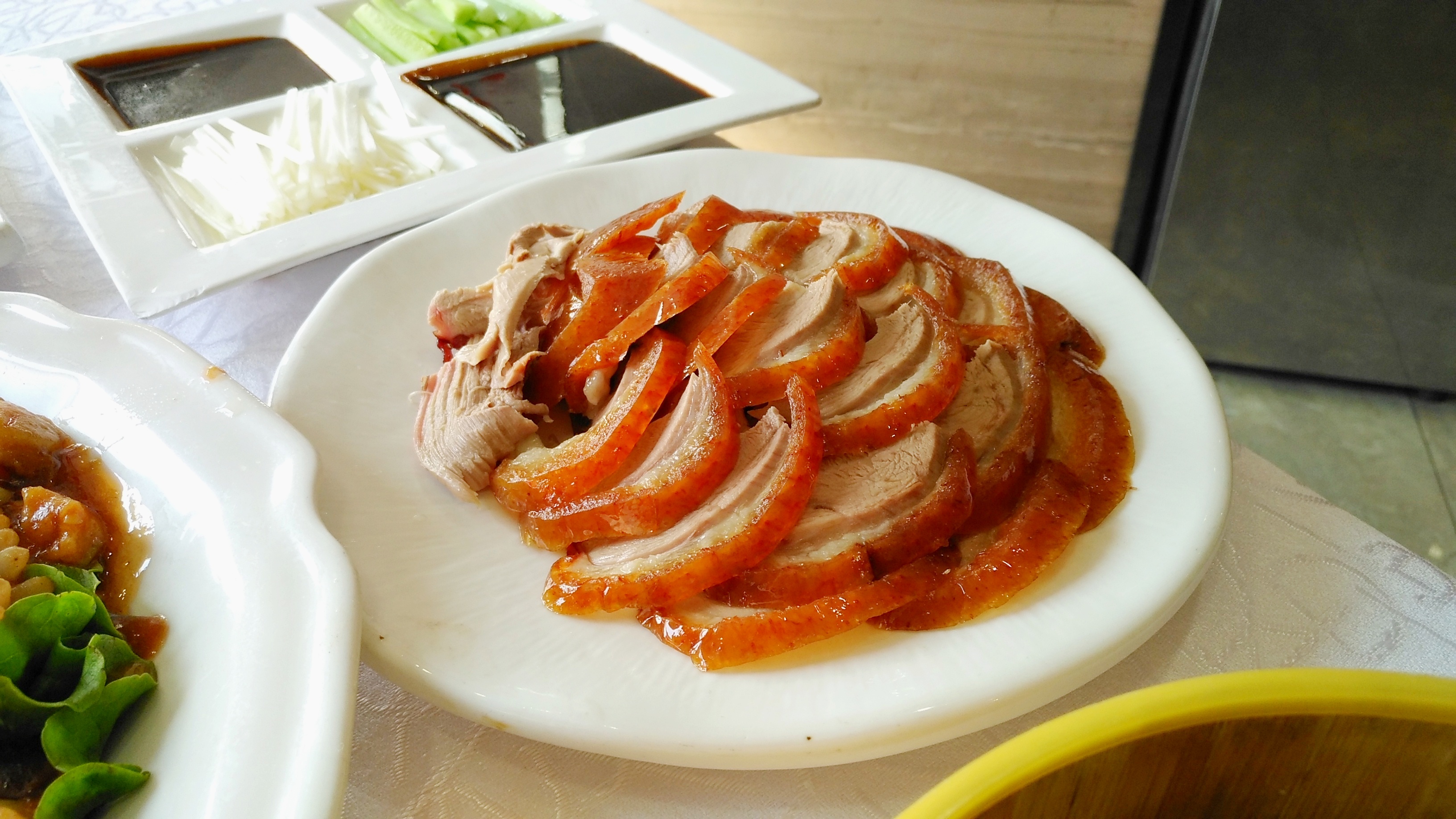 鸭皮烤到焦黄酥脆,鸭肉吃起来口感正好,一点不腥