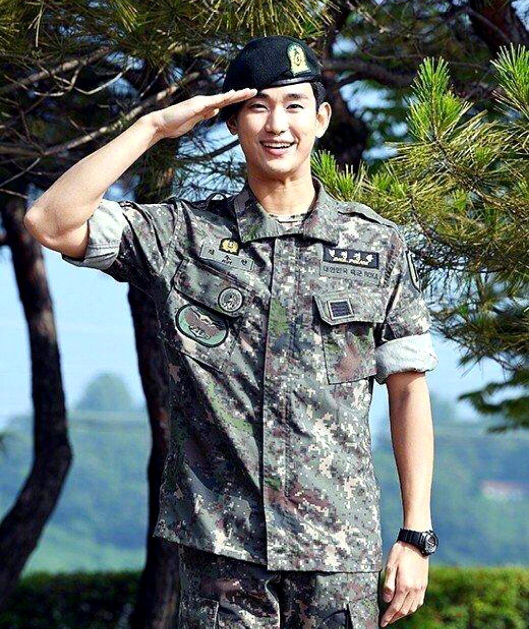 来自星星的都教授回来了!金秀贤正式退伍,身穿军装照帅呆了
