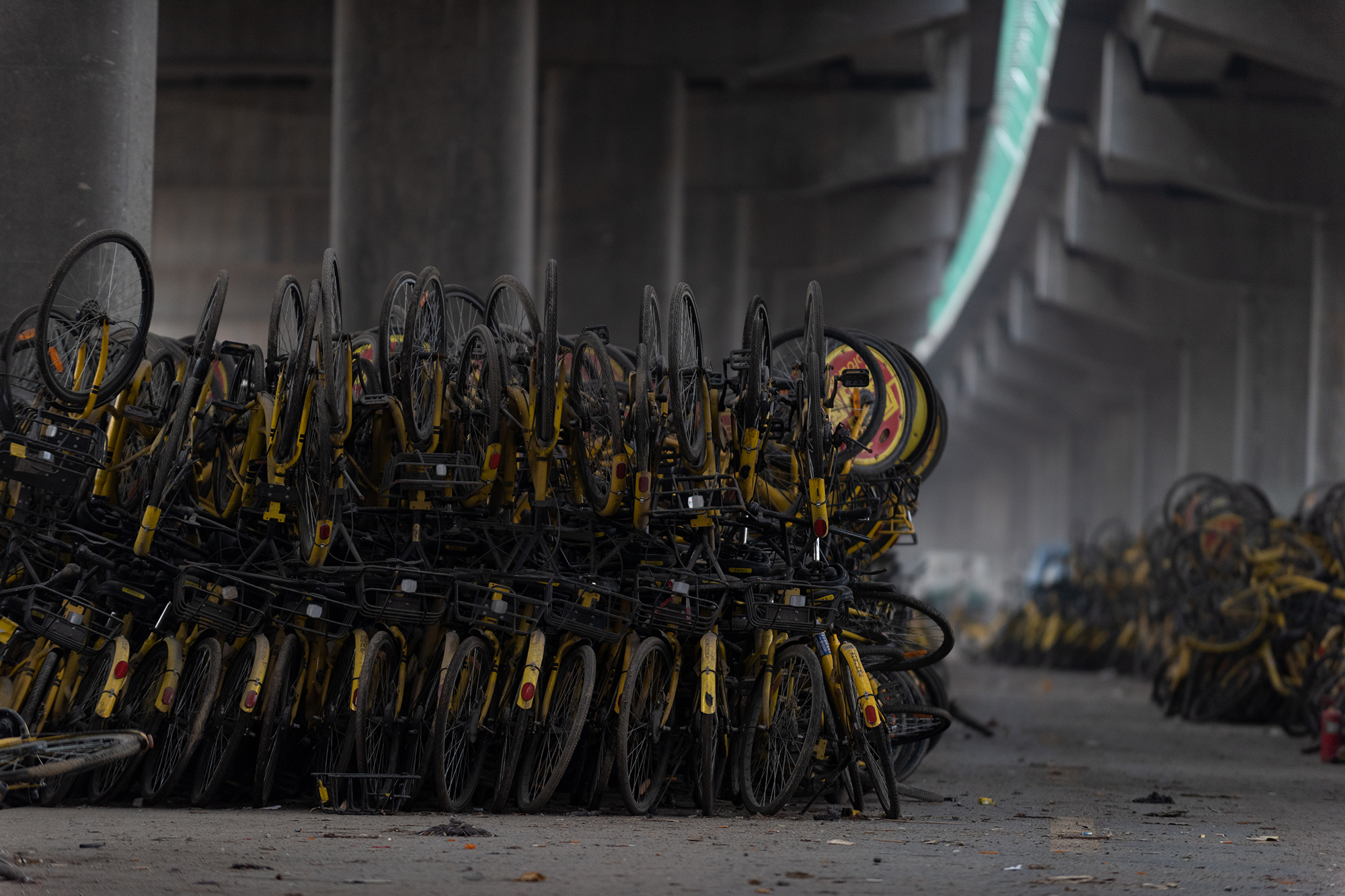西安现共享单车"坟场",数万辆废旧小黄车堆积如山