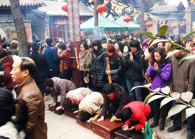 小和尚透露:去庙里上香拜佛时,不能太随意,尽量记住4个不要