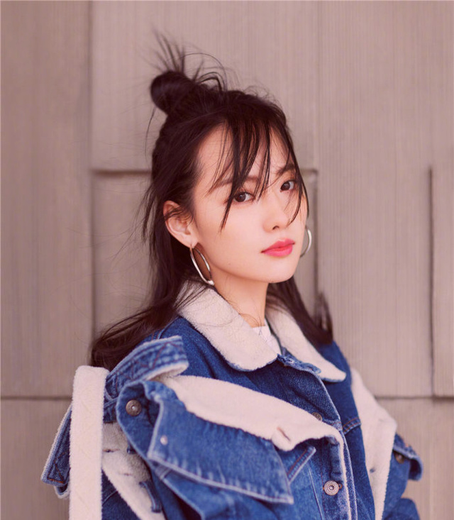 张嘉倪街 牛仔外套配尖头连袜高跟鞋,网友:社会你嘉倪