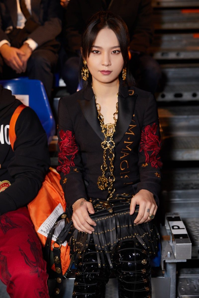 周笔畅亮相moschino女装秀 古典西装裙个性十足