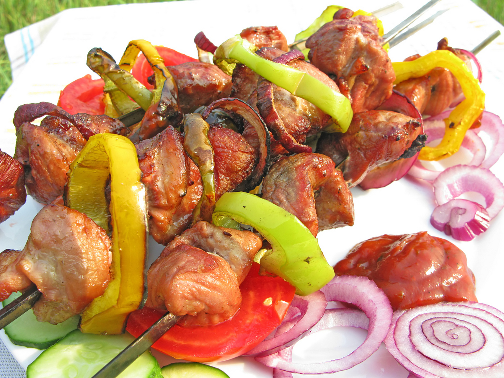 爆炒羊腰子是一道美味佳肴,以鲜嫩羊腰子为主料,辅以各种调料和配料