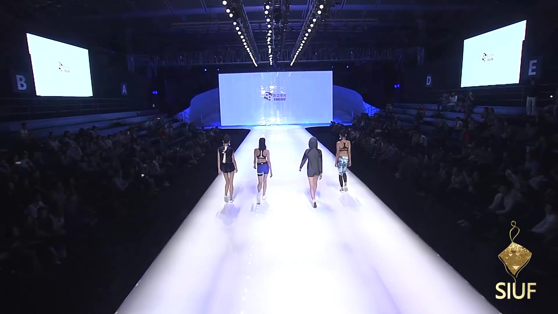 siuf内衣时装秀:超模青春活力,身材火辣!
