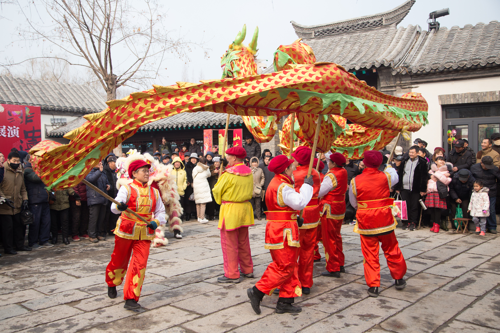 济南百花洲里进行舞龙表演,大妈浓妆艳抹扭秧歌,欢庆元宵人气高