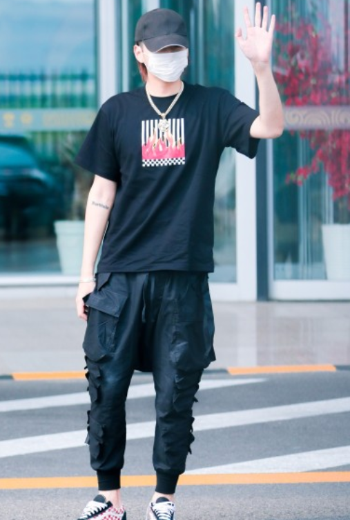 服了吴亦凡,这条吊裆裤到底穿了有多久了?黑裤子膝盖都磨白了