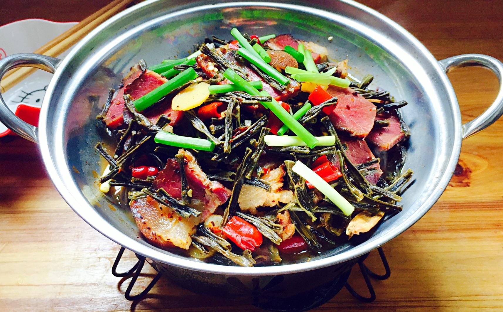 教你做一道干锅排骨腊肉,吃起来干香酥脆,做法也非常简单