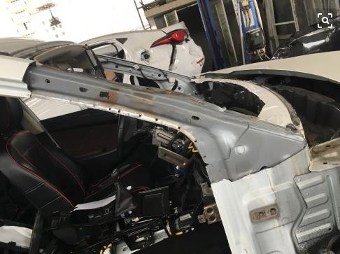 3.查看 a柱外侧有无色差,钣金喷漆或切割