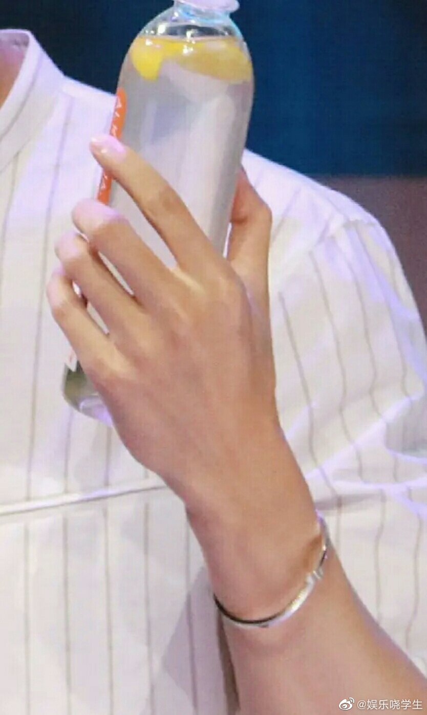 王凯的手是娱乐圈出名的好看,手指纤细修长,骨骼均匀,果然名不虚传啊