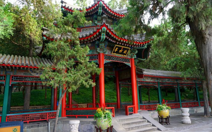 秋水亭,位于北京颐和园内,是一座重檐八角亭