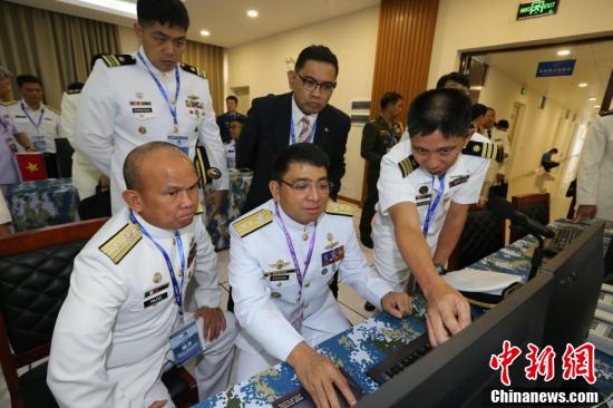 南部战区海军某作战支援舰支队支队长朱建达和新加坡海军第一支队支队