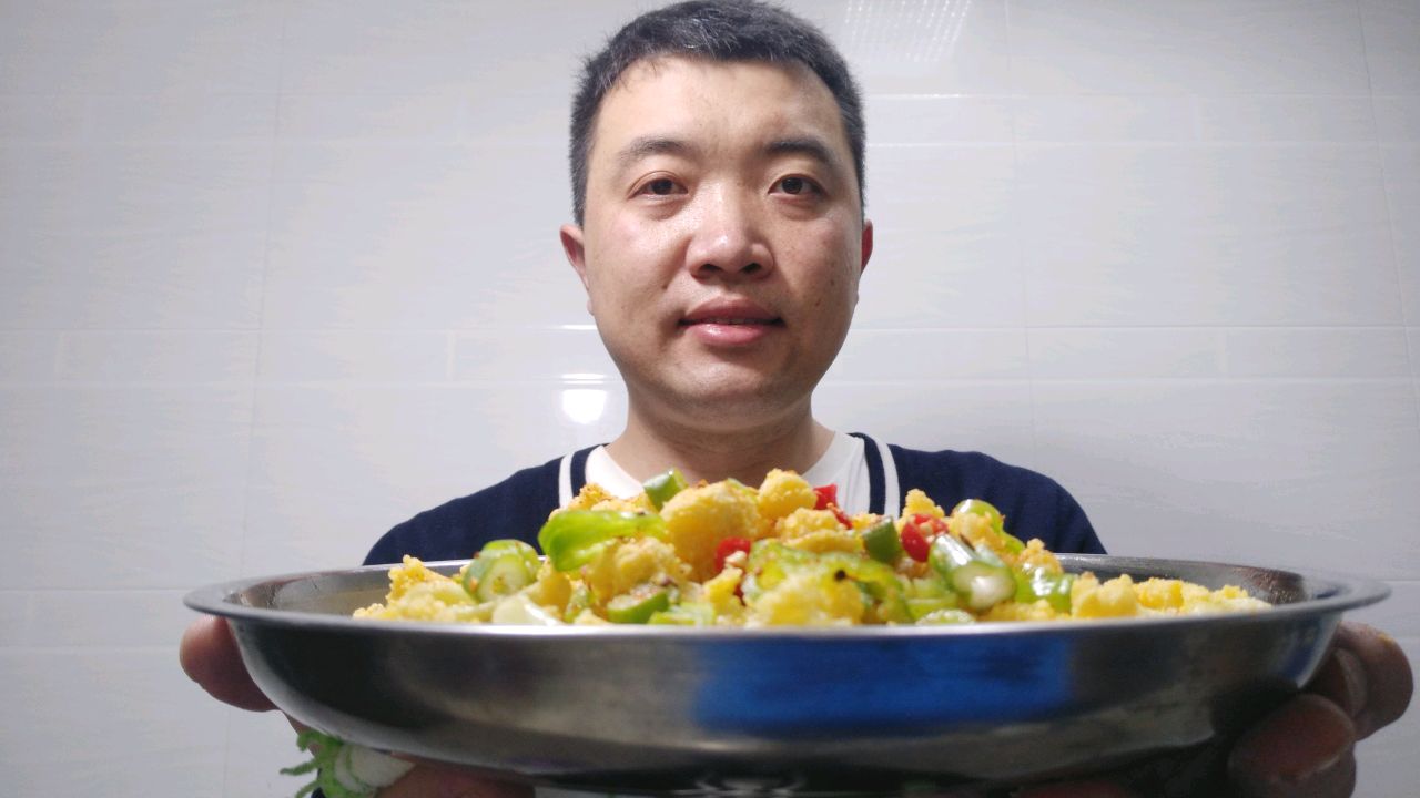菜花这样做才好吃,加两个鸡蛋,简单一做,比吃肉都过瘾