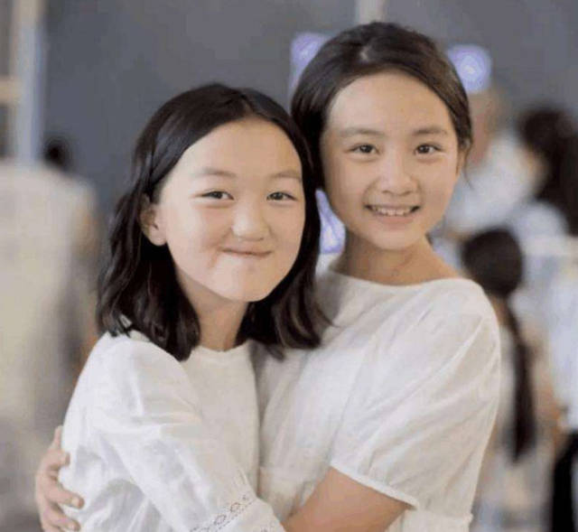 没错,小刘说的就是王菲的小女儿李嫣这个女孩,李嫣如今已经长大成小